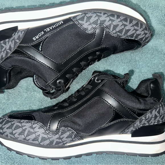 Women Micheal Kors Wilma Logo Trainer shoes - Picture 7 of 13